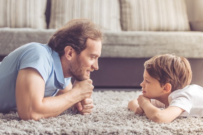 Žalosti pri otrocih se ne smemo bati, meni priznani razvojni strokovnjak Gordon Neufeld. Foto: Shutterstock