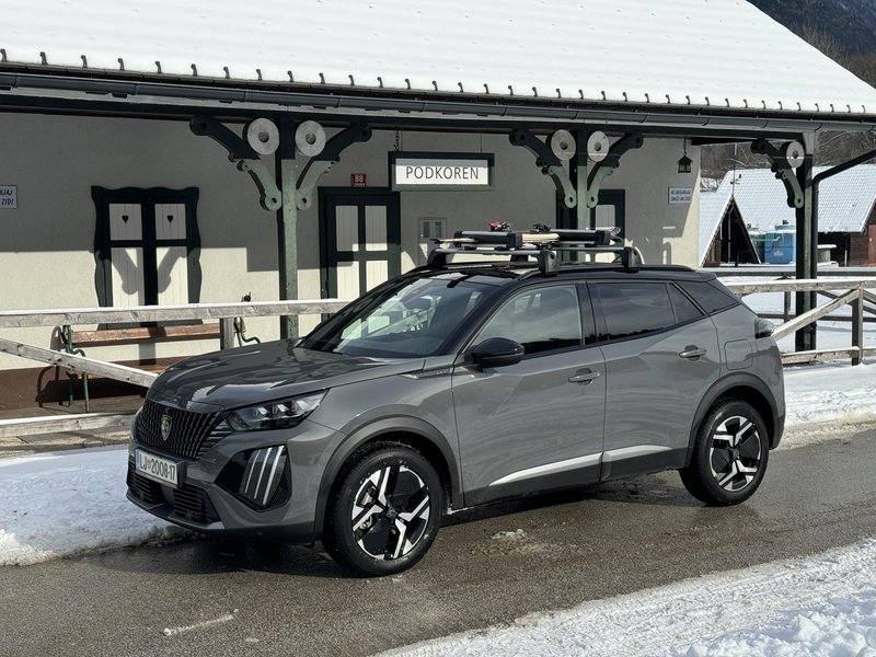 Fotografija: Peugeot 2008 združuje eleganco in praktičnost, a v sebi skriva tudi robustne funkcionalnosti, ki bodo navdušile zimske avanturistke in avanturiste. FOTO: Blaž Kondža