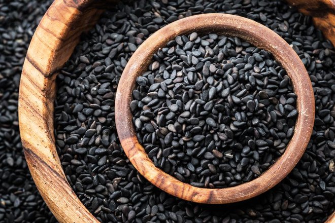 Črni sezam ima močnejši okus kot svetlejše sorte ali oluščeni beli sezam, zato so jedi, začinjene z njim, bolj aromatične. Foto: Shutterstock