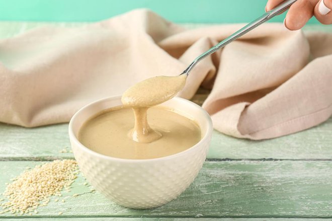Tahini je sezamova pasta, ki vsebuje veliko beljakovin in vlaknin. Je osnova sestavina humusa in drugih priljubljenih namazov Bližnjega vzhoda, kot je denimo babaganuš (namaz iz jajčevcev). Foto: Shutterstock