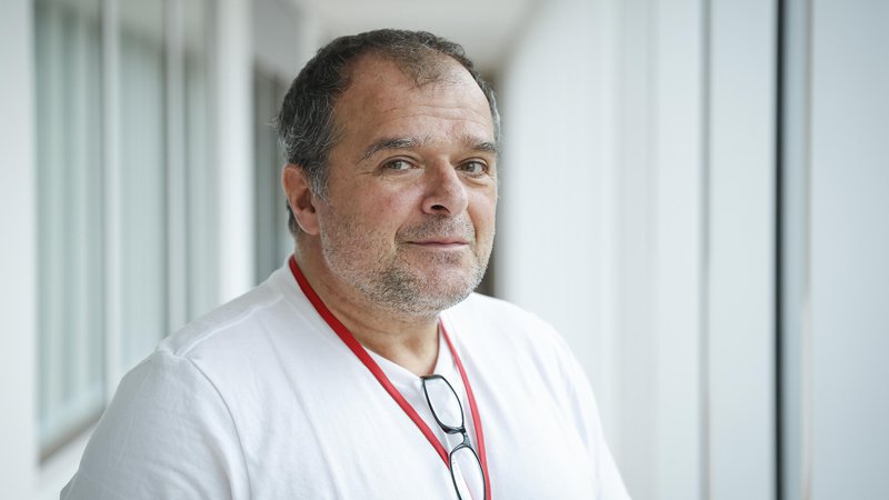 Fotografija: Prof. dr. Samo Zver je vodja kliničnega oddelka za hematologijo v UKC Ljubljana. Foto: Jože Suhadolnik/Delo