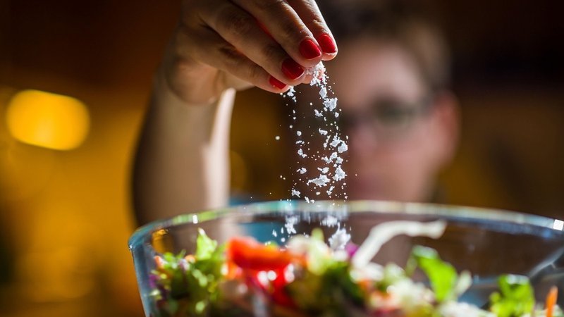 Fotografija: V desetih letih smo Slovenci bolj ozaveščeni glede uporabe soli, a še vedno presegamo priporočene vrednosti. Foto: Shutterstock