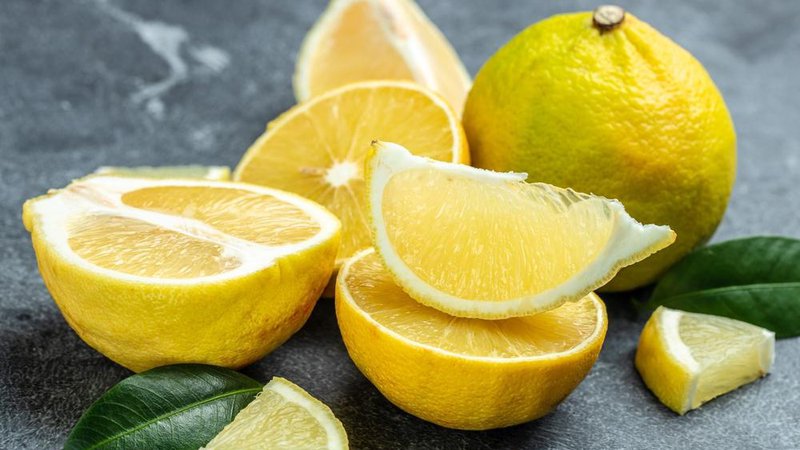 Fotografija: Bergamotka je eden najbolj neverjetnih citrusov, ki ga večina ljudi sploh ne pozna zares. Velik je kot pomaranča in rumene barve, gojijo pa ga naši sosedi Italijani. Foto: Shutterstock