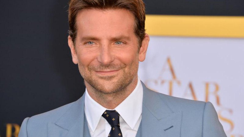 Fotografija: Bradley Cooper Bradley Cooper je še en ameriški igralec, ki je v filmih pogosto upodobil pijanega junaka, a je očitno njegov talent tako dober, da za igro ne potrebuje pomoči opojnih substanc. Zvezdnik je trezen od svojega 29. leta, saj je takrat spoznal: »Če bi nadaljeval s pitjem, bi si sabotiral celotno življenje.«
Shutterstock