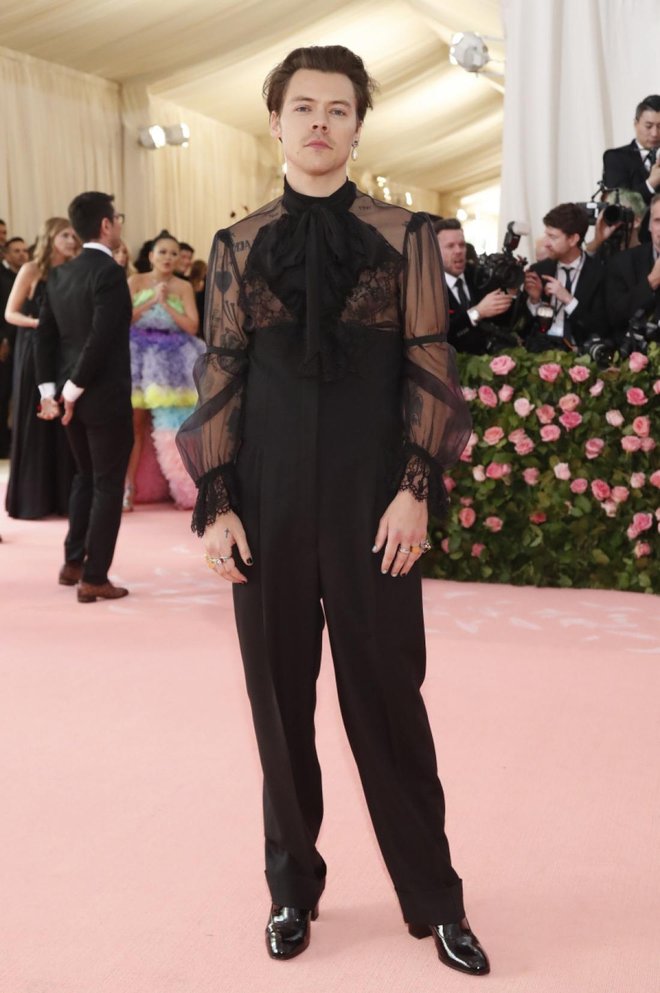 Harry Styles v Guccijevi opravi na letošnjem Met Gala. Foto: Reuters