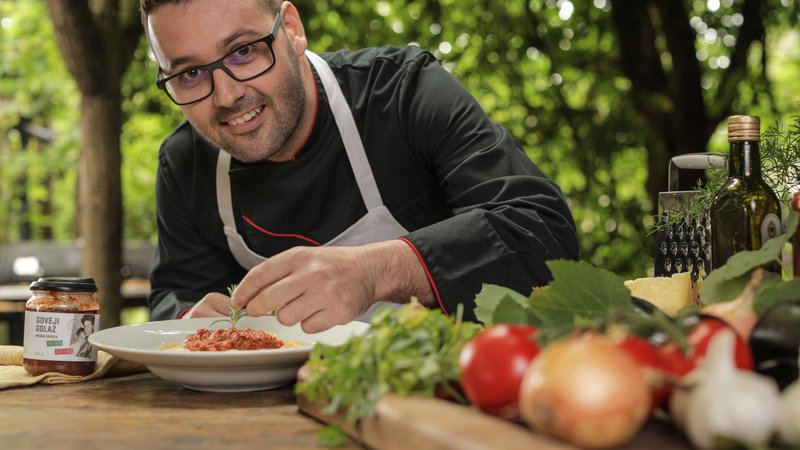 Fotografija: Luigi Petrella predstavlja štiri mesne in zelenjavne omake Alla Luigi. Narejene so po navdihu njegove mame na pristen italijanski način.