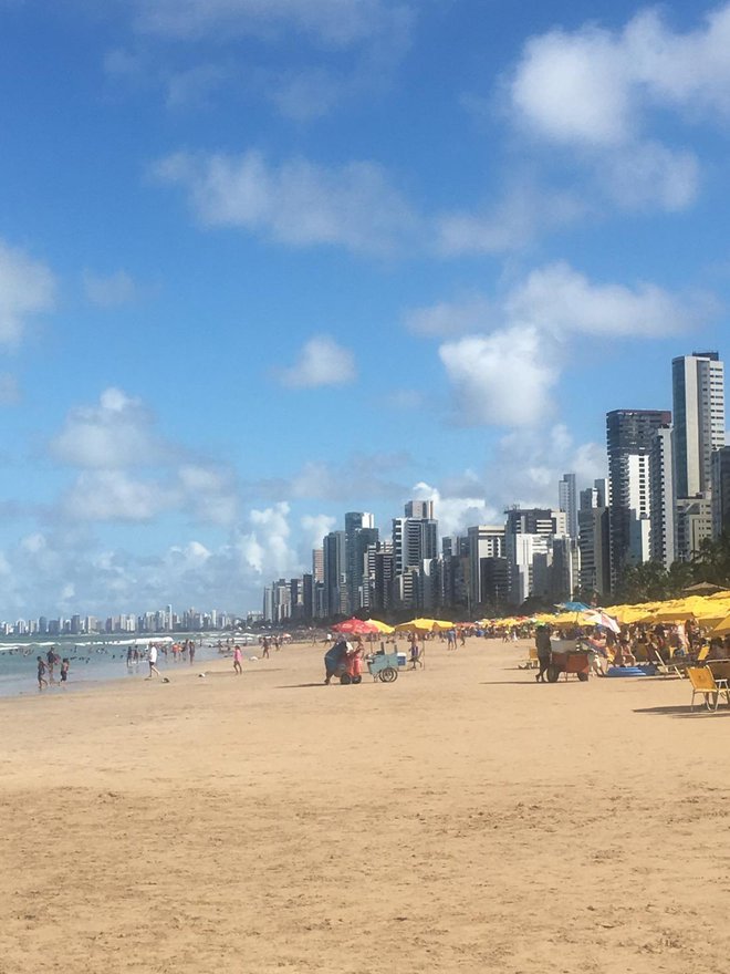 Dolga peščena plaža v mestu Recife, a samo za poležavanje in sprehod