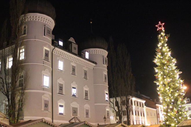 Decembra mestno hišo spremenijo v adventni koledar.