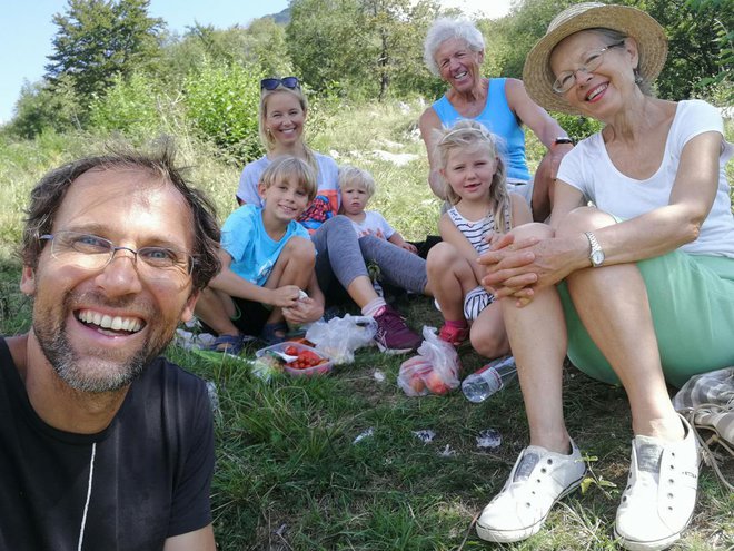 Urban in Jasmina Kozina Praprotnik: Na pot do morja se bova peš podala z najinimi tremi otroki in njunimi starimi starši. Foto: osebni arhiv