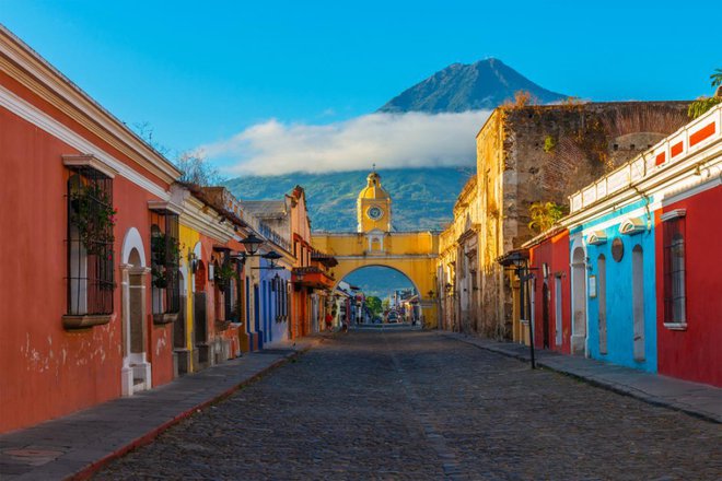 Znameniti obok Santa Catalina so v 17. stoletju zgradili za redovnice, ki niso smele imeti stika z zunanjostjo, a so vseeno morale prečkati cesto. Foto: SL-Photography/Shutterstock