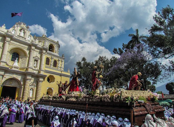 Izhodiščna točka vseh procesij, ki se dolge ure vijejo po mestu, so različne cerkve.