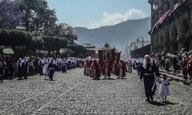 Sodelovanje v procesijah je velika čast, vključeni so tudi majhni otroci, celo dojenčki.