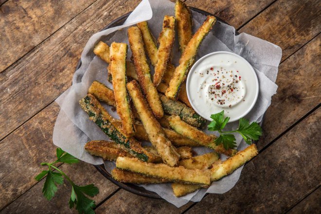 Pomfrit iz bučk je okusen in veliko bolj zdrav kot tisti iz krompirja, zato si ga lahko privoščite brez slabe vesti. Foto: Anna Shepulova/Shutterstock