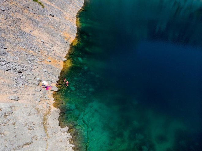 Za kopanje je primerno le Modro jezero, do katerega vodi urejena pot. Foto: goran_safarek/Shutterstock