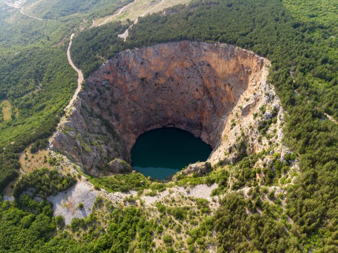 Rdeče jezero je od blizu brez alpinistične opreme nedostopno, a vseeno neverjetno na pogled. Foto: Ikmerc/Shutterstock