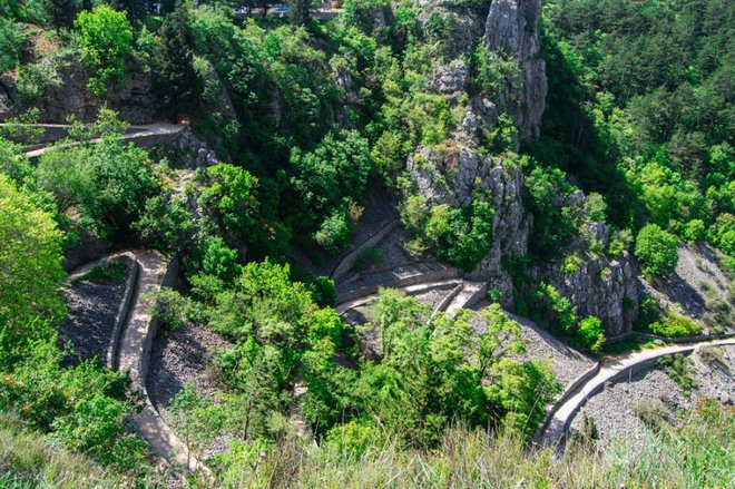 Do gladine Modrega jezera vodi nešteto vijugastih stopnic. Foto: Justyna Walak/Shutterstock