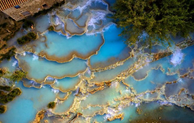 Veličasten pogled iz zraka razkriva neverjetno arhitekturo, ki jo je v zemljo vklesala voda. Foto: aaltair/Shutterstock