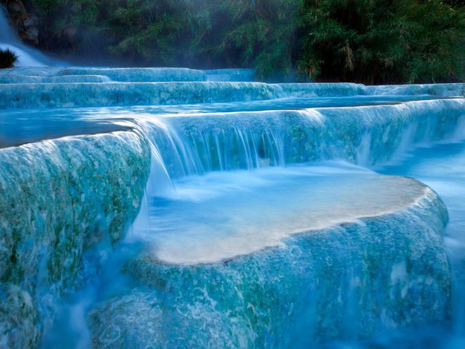 Ker je termalna voda izredno topla, lahko v kopanju v naravnem kopališču uživate tudi jeseni in pozimi, ko ni veliko turistov. Foto: aaltair/Shutterstock