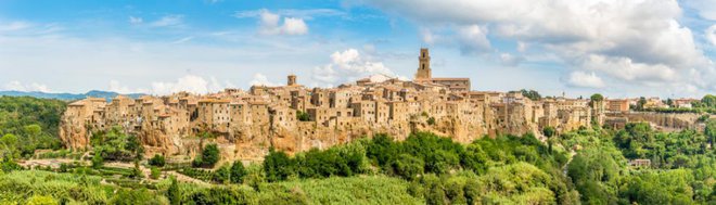 Panorama mesta Pitigliano, ki vztraja na prepadnem hribu že stoletja. Foto: milosk50/Shutterstock