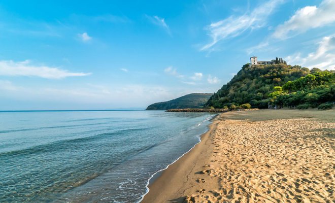 Dolge peščene plaže polotoka Punta Ala so kot nalašč za sprehajanje in kopanje. Foto: elesi/Shutterstock