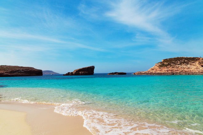 Otok Comino res nima skoraj nič prebivalcev, a navdušuje z rajsko plažo, ki ji pomenljivo pravijo Modra laguna. Foto: Alex_Traksel/Shutterstock