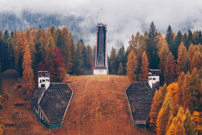 Olimpijska smučarska skakalnica iz leta 1956 žal že dolgo ni več v uporabi, ponuja pa še vedno impresiven pogled. Foto: 4H4 Photography/Shutterstock