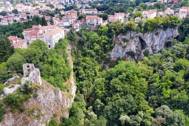 Z ziplinom se lahko adrenalinsko spustite čez brezno, ki zeva pod mestom Pazin. Foto: burnel1/Shutterstock