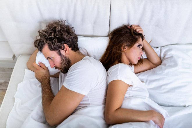 Veliko ljudi je osamljenih v partnerskih zvezi. Foto: Photoroyalty/Shutterstock