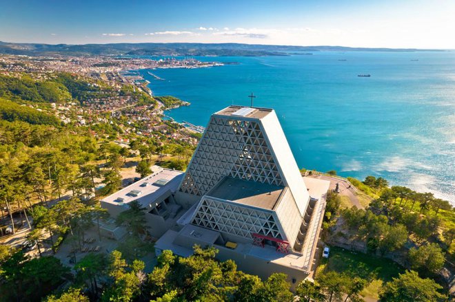 Vredno se je povzpeti do cerkve sv. Marije kraljice in pomočnice, saj je razgled na Tržaški zaliv od tu res neverjeten. Foto: xbrchx/Shutterstock