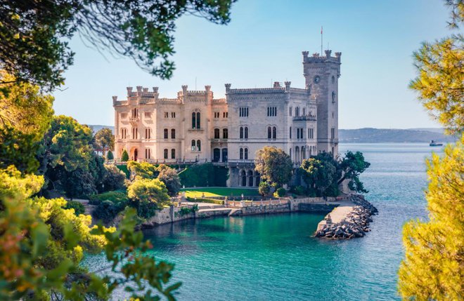 Grad Miramar velja za enega najbolj slikovitih. Foto: Andrew Mayovskyy/Shutterstock