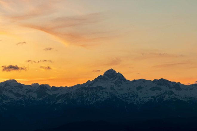 Sončni zahod za Ratitovcem. Foto: Matija Jeraj/Shutterstock