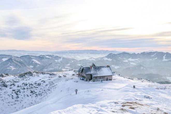 Krekova koča na Ratitovcu slovi po dobri hrani in se redno uvršča med finaliste izbora Naj planinska koča. Foto: Alja Nike Skrt/Shutterstock