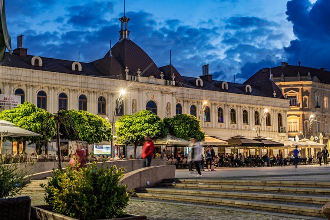 V središču Tuzle se nahaja tudi največji trg v Bosni, kjer je živahno tako podnevi kot ponoči. Foto: Adiss Alic/Shutterstock