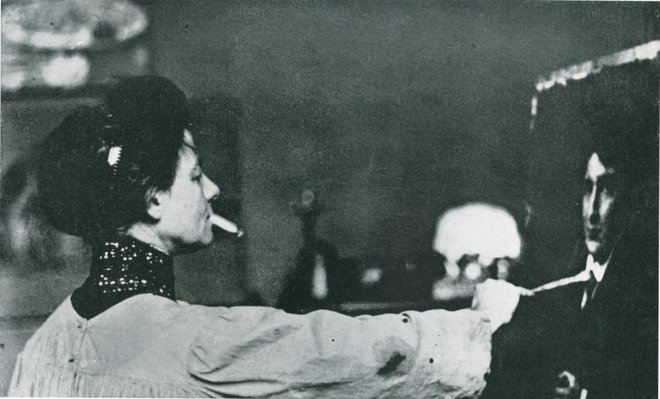 Ivana Kobilca med slikanjem leta 1912.