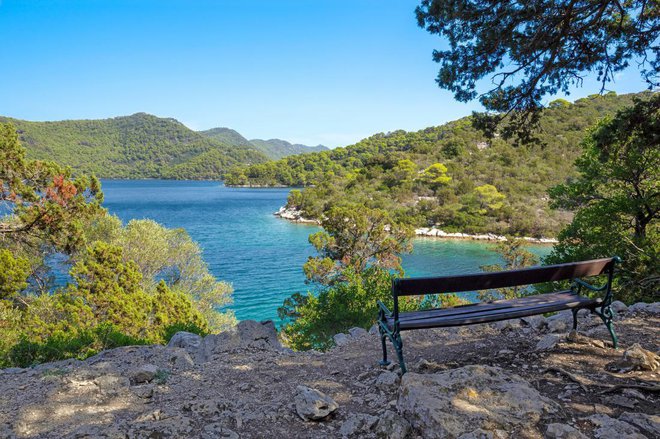 Razgledna klop, s katere se odpira čudovit razgled na narodni park Mljet. Foto: Renata Sedmakova/Shutterstock