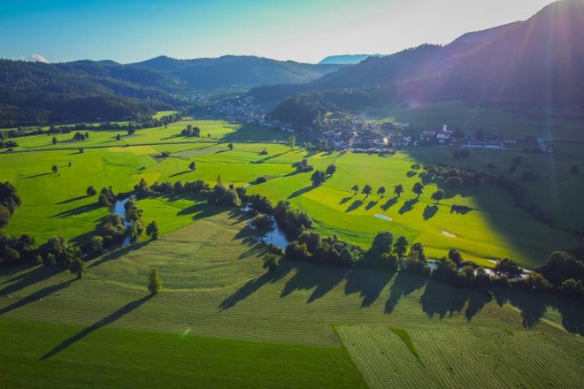 Poleti se po polju vije reka Unica. Foto: Anze Furlan/Shutterstock