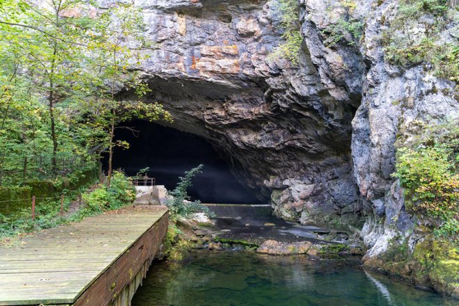 Skrivnosti Planinske jame lahko odkrivate v družbi vodnika. Foto: Mih Kih/Shutterstock