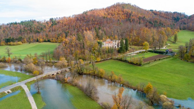 Člani društva Škratovka Haasberg skrbijo za urejanje okolice dvorca. Foto: Stepo Dinaricus/Shutterstock