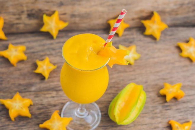 Ker je lupina užitna, lahko iz karambole pripravite odličen smuti, še bolj okusen bo, če mu dodate rezine manga. Foto: Elizaveta Galitckaia/Shutterstock