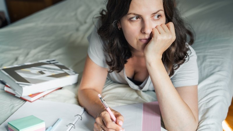 Fotografija: Če zvečer preveč premlevamo o tem, kaj nas vse čaka naslednji dan, se bomo zelo verjetno zjutraj zbudili utrujeni. Foto: Shutterstock