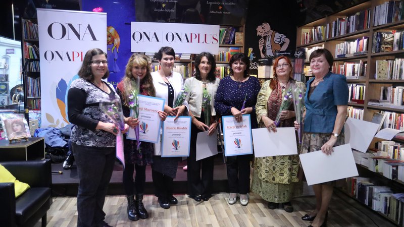 Fotografija: Protagonistke večera v Hiši sanjajočih knjig (od leve): Alenka Koželj, Anja Murovec, Biserka Bavdek, Darinka Kozinc, Marija Deželak, Miša Shaker in Nataša Jelušič. Fanika Požek, Mirjam Furlan Lapanja in Sonja Rošer se dogodka žal niso mogle udeležiti.