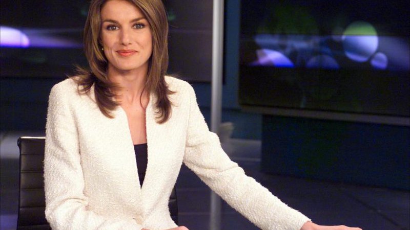 Fotografija: Začnimo s špansko kraljico, ki svoje podanike in svet navdušuje z milino, nesporno lepoto in zavidljivim modnim slogom. Letizia Ortiz je bila še pred petnajstimi leti uspešna novinarka in televizijska voditeljica, ki je izkušnje nabirala celo v vojni vihri na Bližnjem vzhodu, svojega bodočega moža, takrat princa Felipeja, pa je spoznala leta 2002 med poročanjem o ekološki katastrofi zaradi razlitja nafte iz tankerja v Galiciji. Letizia, sicer ločenka, se je 2003. s španskim princem, zdaj kraljem, zaročila in leto pozneje poročila. Srečna zakonca imata dve hčerki.