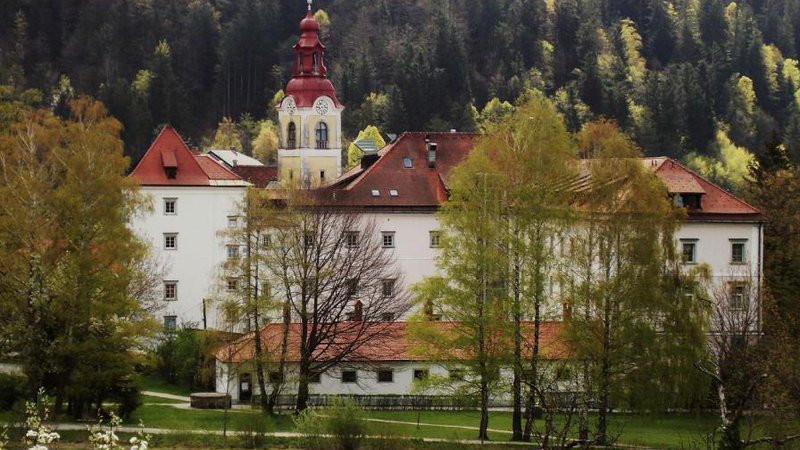 Fotografija: Razkošni urbanizem Gorenjske Kogar mikajo dvorci in graščine, naj zavije na gorenjski konec. Radovljica ponuja pravo promenado vil, zgrajenih v začetku 20. stoletja. Na Gorenjski cesti se vrsti bogata arhitekturna zapuščina, med hišami najdemo tudi delo češkega arhitekta Josefa Hroneka. Zraven je vila v secesijskem slogu, imenovana Čebelica, največji dosežek arhitekta Cirila Metoda Kocha. Čez cesto leži primerek historicizma, zraven pa Beli dvor in vrsta stavb slovenskih arhitektov, kjer je močno viden vpliv mojstra Jožeta Plečnika. Če to ni dovolj, se v bližini skriva veličastna Radovljiška graščina, s čisto pravima Baročno in Plesno dvorano s starinskimi poslikavami. V bližnjih Begunjah bo navdušenje še večje, dvorec Katzenstein obdaja čisto pravi kostanjev drevored, na njegovem posestvu pa leži kapelica, Plečnikovo delo. Iztek dvornega dne bo popoln na renesančnem dvorcu Lambergh, kjer lahko gostje prenočijo v devetih grajskih sobanah in apartmajih z razgledom na vrtove in Alpe. Ker je v neposredni bližini tudi hotel, se oddih lahko razvije v večdnevni dopust!
Drago Medved