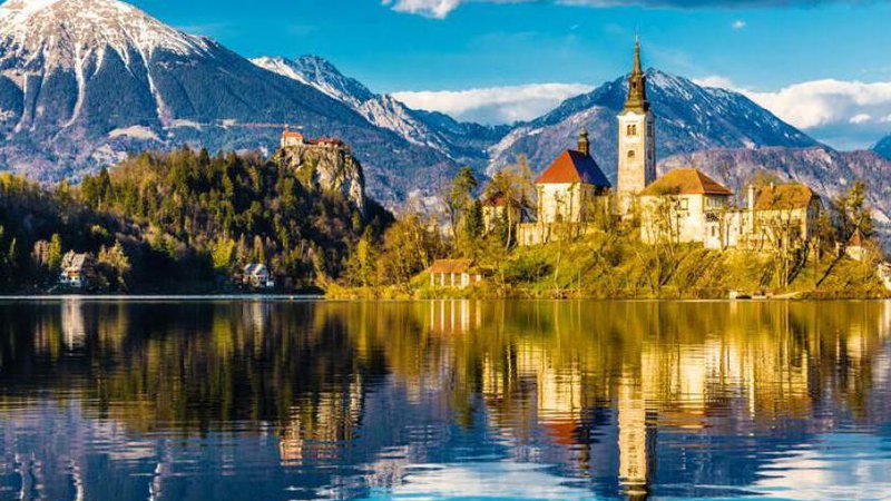 Fotografija: Najbolj znan turistični vodnik Lonely Planet v začetku leta navadno objavi seznam držav, mest in regij, ki naj jih popotniki v prihajajočem letu obiščejo. Med regijami, ki jih priporočajo za leto 2018, so se znašle tudi naše Julijske Alpe, družbo pa jim dela še devet drugih regij.
Shutterstock