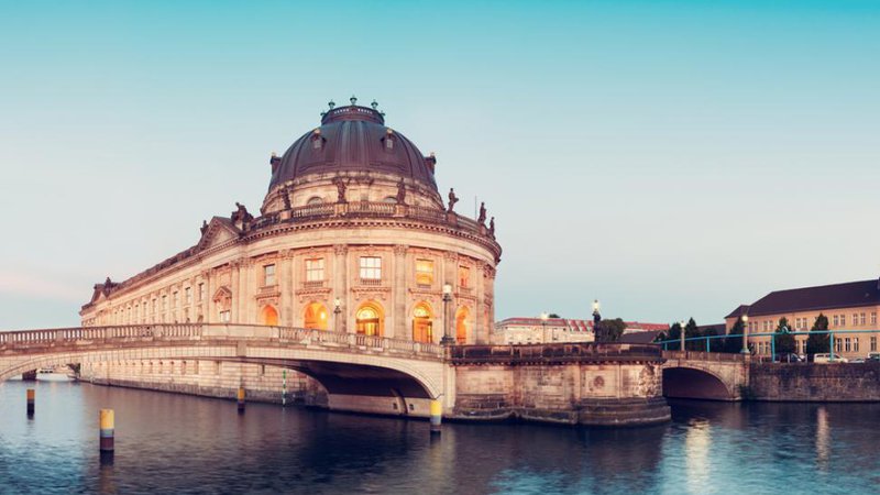 Fotografija: V BERLINULjubitelji umetnosti ne smete izpustiti otoka na reki Spree, po kateri vožnja z ladjico opraska srce za vedno. Muzejski otok (Museum Insel), edinstvena izobraževalna krajina, sredi Berlina združuje najpomembnejši del nemške umetnostne zgodovine. Na severnem delu se z mogočno kupolo dviga neobaročna stavba Bode Museum (Bodejev muzej), proti jugu mu sledi Pergamonski muzej, ki je mednarodno priznan zaradi številnih dragocenih zbirk in slovi tudi po rekonstrukciji starih oltarjev. Na otoku so še Novi muzej (Neues Museum) in Stara nacionalna galerija (Alte Nationalgalerie) ter ena največjih nemških protestantskih cerkva in največja mestna cerkev Berliner Dom ... Postanek in šampanjec v legendarnem hotelu Adlon v četrti Mitte, zraven Brandenburških vrat, nato pa na ogled spomenika holokavstu, slovitega mejnega prehoda Checkpoint Charlie in izgubiti se v množici na trgu Parisier Platz.