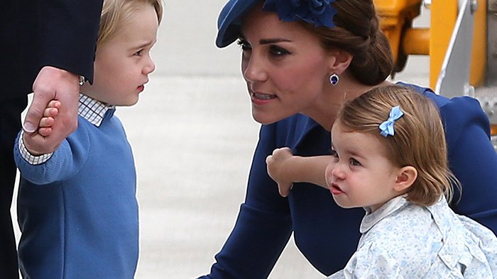 Fotografija: Kate je po izobrazbi umetnostna zgodovinarka, zato ne preseneča, da se z otroki rada zapacka z barvami in ustvarja najrazličnejše izdelke. Te princ in princesa velikokrat podarita prababici, seveda, kraljici! Vojvodinja z otrokoma rada tudi peče sladice, priznava pa, da je George pravi mojster nereda in packanja v kuhinji.