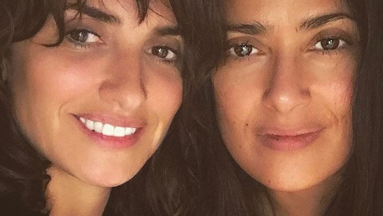 Fotografija: Penélope Cruz in Salma HayekIgralki sta prijateljici že 20 let, skupaj sta pred leti igrali tudi v filmu Bandidas. Na snemanju filma sta bili celo v nevarnosti, ko se je okvarilo letalo, na katerem sta bili. »Takrat sem pomislila, da če bom že umrla, bom vsaj umrla ob svoji najboljši prijateljici,« je dejala Cruzova. Vežejo pa ju tudi mnogi veseli spomini, Hayekova na primer Cruzovi dovoli, da ji striže lase. »Ko sem bila deklica, sem umivala in strigla lase v salonu svojih staršev in še zdaj to počnem, če mi kdo dovoli. Salma mi. Enkrat sem jo celo ostrigla ob sveči med izpadom elektrike. Res mi zaupa,« pravi Cruzova.
Instagram