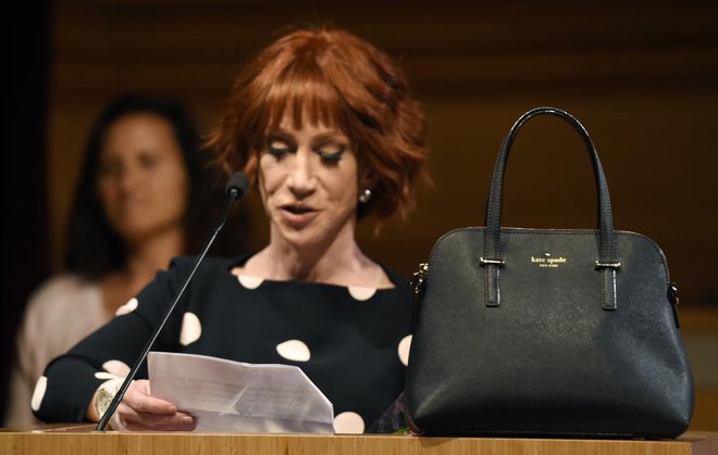 Oblikovalkine torbice so postale sinonim uspešne poslovne ženske, nosile pa so jih tako navadne ženske kot zvezdnice, denimo ameriška komedijantka Kathy Griffin.