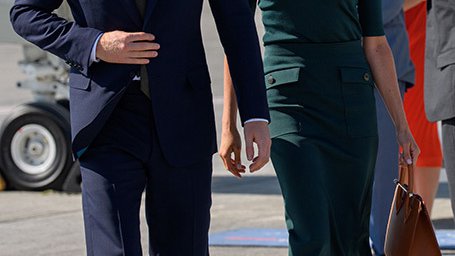 Fotografija: Princ Harry Pustimo za trenutek njegovo soprogo Meghan, princ Harry s svojimi ognjenimi lasmi greje srca oboževalk že odkar je bil najstnik. Resda so se ti kot bratu Williamu pričeli krčiti, a njegove oprave so z leti postale vedno bolj stilsko izpopolnjene. Poznavalci trdijo, da je imela prste vmes Meghan, katere modno oko je v garderobo britanskega princa vlilo novih krojev in barv. Vsekakor odkar je spoznal njo pogosto obleče modro in zeleno, barvi na kateri prisega tudi novopečena vojvodinja. 
Hello