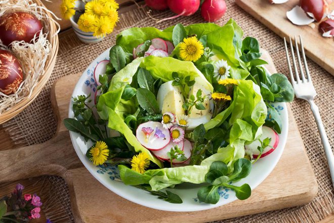 Kurja črevca še posebej teknejo v solati iz drugih spomladanskih rastlin. Foto: Shutterstock